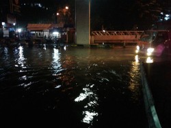 Jalan Dipati Unus Tangerang Tergenang, Banyak Motor Mogok