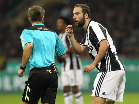 Diwarnai Keputusan Kontroversial, Milan Kalahkan Juve 1-0