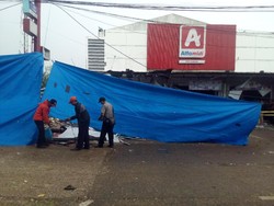 Polisi Tutup Lokasi Ledakan PHD Bekasi dengan Terpal, Suasana Hujan Rintik