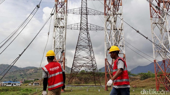 Uji Kelayakan Tower Transmisi 500 KV di Cilegon GM Unit Induk Pembangun Sumbangteng PT PLN Hendry Setiyabudi, Direktur PT Bukaka Teknik Utama Tbk Saptiastuti Hapsari, Kepala Departemen Operasi Nana Mulyana, dan Wakadiv I PT Waskita Karya Tbk Idrayana melihat uji kelayakan tower transmisi listrik 500 KV 4 Sirkuit di Bojonegara, Cilegon, Banten, Senin (24/10/2016). Bukaka bareng PLN dan Waskita menjalankan uji coba kepraktisan tower yang pertama di Asia Tenggara dalam rangka mendukung percepatan jadwal pembangunan pembangkit listrik 35.000 MW.