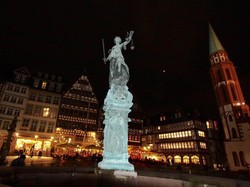 Beda dengan Indonesia, Patung Dewi Keadilan di Jerman Matanya Terbuka