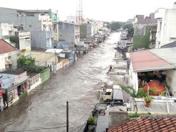 Begini Dahsyatnya Banjir di Jalan Pagarsih Bandung, Mobil dan Motor Hilang