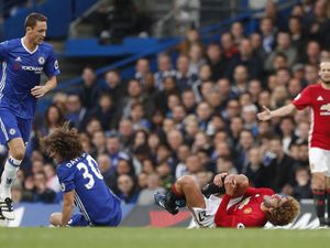 Wasit Chelsea vs MU Dikritik karena Tak Beri Kartu Merah ke David Luiz