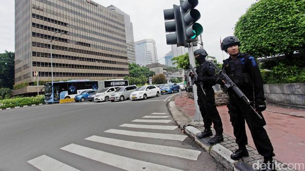 Brimob Siaga di Perempatan Sarinah