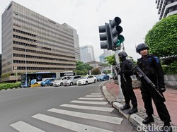 Brimob Latihan Atur Strategi di DPR Jelang Demo 2 Desember