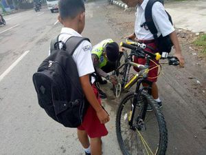 Polisi Bantu Siswa SD yang Sepedanya Rusak di Rembang Dipuji Netizen