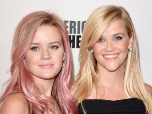 No Gengsi, Putri Reese Witherspoon Liburan Sambil Jadi Pelayan Restoran