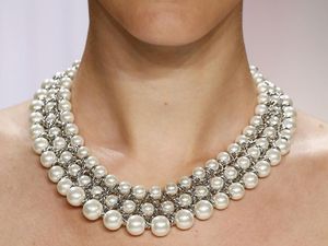 Tren Sosialita New York, Pakai Perhiasan Palsu Harga Ratusan Juta Rupiah