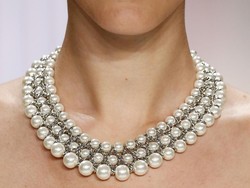 Tren Sosialita New York, Pakai Perhiasan Palsu Harga Ratusan Juta Rupiah