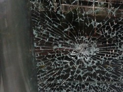 Kaca Halte Busway Stasiun Cawang Dirusak Pria Bermotor