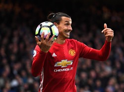 Senyum-Senyum dan Tukar Kaus Usai Kalah Telak, Pemain MU Dikritik