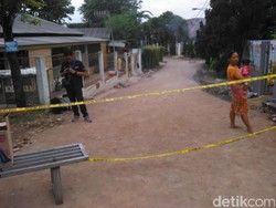 Puing Ledakan PHD Bekasi Masih Tutup Akses Jalan ke Perumahan Oma Regency