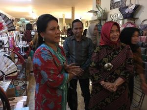 Ke Cirebon, Iriana Sambangi Toko Milik Teman Lama Sewaktu Jadi Pengusaha
