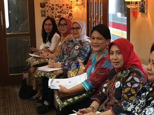 Iriana Jokowi dan Istri Menteri Kabinet Kerja Gelar Rapat di Dalam Kereta