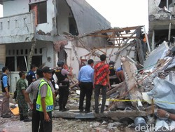 Polisi dan Tim Teknisi Cek Tabung Gas di Lokasi Ledakan PHD Bekasi