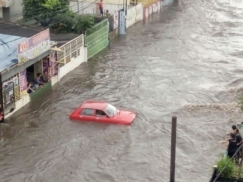 Image result for GAMBAR sungai citepus bandung saat banjir