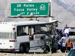 Bus Kecepatan Tinggi Tabrak Truk Trailer di California, 13 Orang Tewas