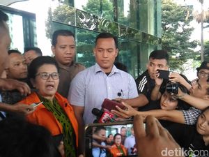 Eks Menkes Siti Fadilah: Cuma Ditanya Kenal ini atau Enggak kok Ditahan? Eks Menkes Siti Fadilah: Cuma Ditanya Kenal ini atau Enggak kok Ditahan?