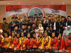 Gus Dur dan Tiga Menteri Jokowi Raih Santri Award