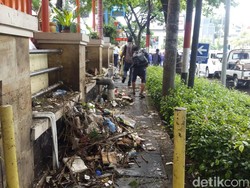 Bandung Banjir, ini Penampakan Sampah dan Lumpur yang Berserakan di Pasteur