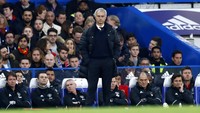 Jose Mourinho tampak serius mengamati jalannya pertandingan. Eddie Keogh/Reuters/detikFoto.