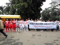 Tolak Isu Sara Pilgub DKI, Para Pemuda Ini Lumuri Tubuh dengan Cat Merah Putih