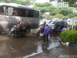 Banjir di Pasteur Surut, Lalu Lintas Macet karena Genangan dan Endapan Lumpur