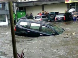Dua Mobil Terseret Arus Banjir di Pagarsih Bandung
