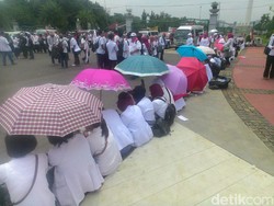 Berpayung dan Kaca Mata Hitam, Massa Dokter Demo di Depan Istana