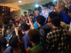 Dicegat Simpatisan, Agus-Sylvi Diajak Berdoa Dulu