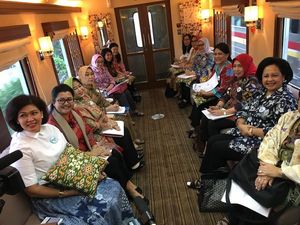 Ke Cirebon, Iriana Jokowi dan Istri Menteri Tinjau Puskesmas dan Sentra Batik