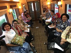 Ke Cirebon, Iriana Jokowi dan Istri Menteri Tinjau Puskesmas dan Sentra Batik