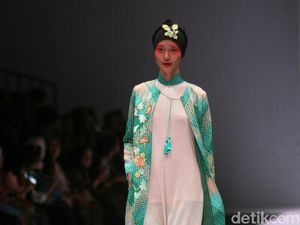 Eksplorasi Tekstil Jambi Hingga Bali dalam Koleksi Hijab Itang Yunasz