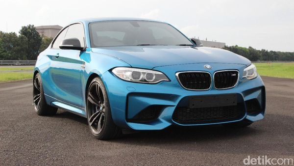 Menguji BMW M2 Coupe di Sirkuit