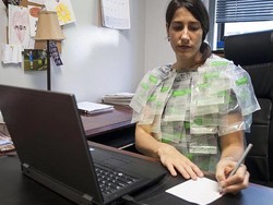 Dukung Ibu Menyusui yang Bekerja, Wanita Ini Pakai Baju dari Kantong ASI