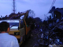 Proses Evakuasi Puing Bangunan Akibat Ledakan di PHD Kembali Dilanjutkan