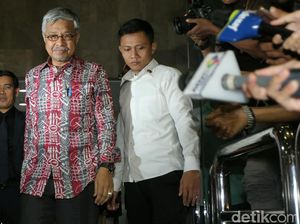 9 Jam Diperiksa KPK, Gubernur Sultra Nur Alam Tak Ditahan 9 Jam Diperiksa KPK, Gubernur Sultra Nur Alam Tak Ditahan