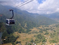 Naik Kereta Gantung Terpanjang Sedunia di Vietnam, Tembus ke Awan!