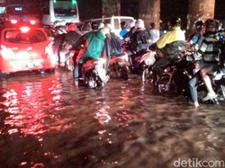 Jl Caman Kalimalang Banjir, Lalu Lintas Macet Parah