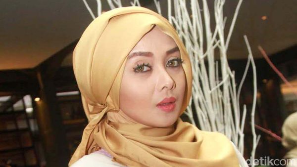 Terry Putri Setia dengan Busana Muslim Bernuansa Pink