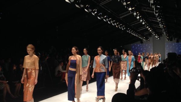 Mengintip Peragaan Busana oleh Para Survivor Kanker Payudara