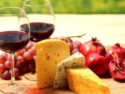 Menurut Studi, Wine Jadi Lebih Enak Dinikmati dengan Keju