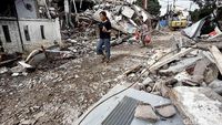 Jalan Perumahan Oma Rengency Tertutup Puing PHD Pondok Melati