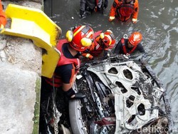 Masih Dievakuasi, Badan Mobil Livina yang Hanyut di Bandung Terbelah Dua
