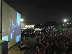 Pendukung 3 Cagub DKI Nobar Lewat Layar di Luar JIEXPO, Begini Suasananya