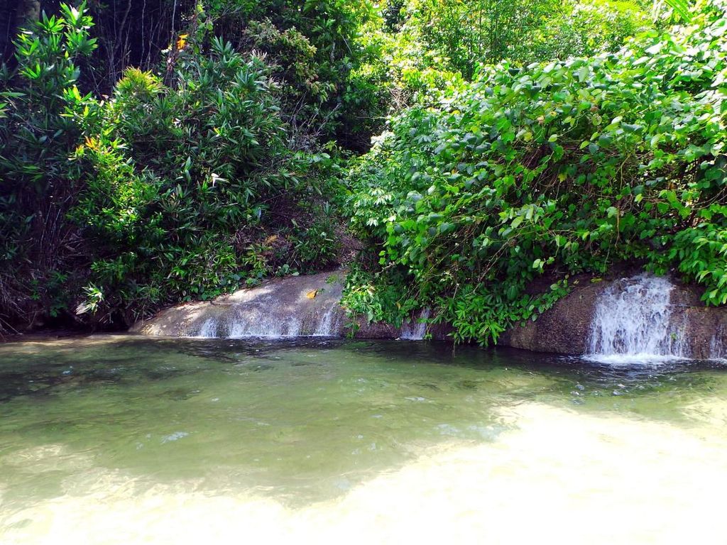 Air Terjun Perawan yang Langsung ke Laut di Raja Ampat Air Terjun Perawan yang Langsung ke Laut di Raja Ampat