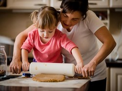 Demi Keamanan, Perhatikan Dulu Ini Saat Ajak si Kecil Memasak