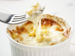 Sebelum Melahap Kelezatan Keju Leleh, Cek Dulu Kandungan Kalorinya