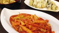Nyam! Ada Tteokbokki Pedas dan Gimari Renyah di Supermarket Korea Ini