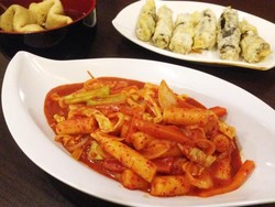Mu Gung Hwa: Enaknya Ngemil Tteokbokki Pedas Bersama Gimari Renyah di Supermarket Korea